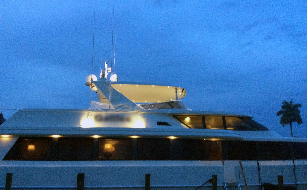 M100_G_Yacht Motor Yacht with Dr. LED's Lights